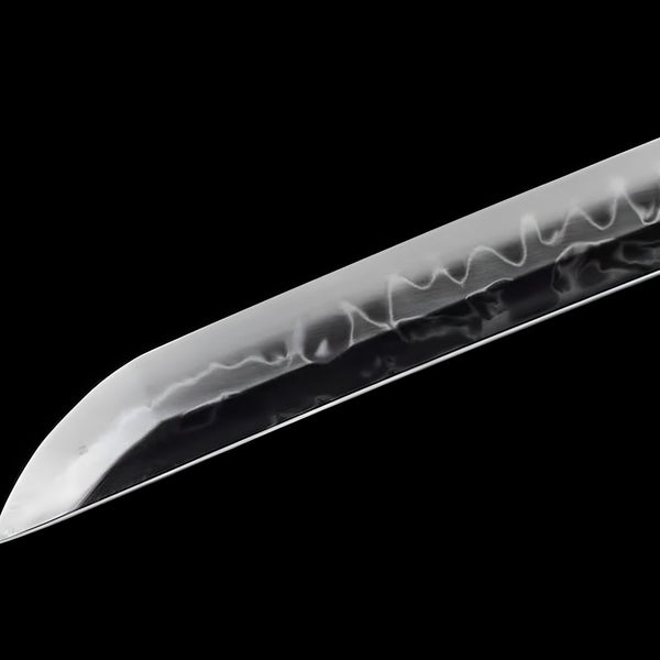 Kumo Katana auf kunstvollem Ständer mit tief marineblauer Saya und Büffelhorn-Beschlägen