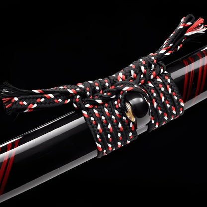 Kurenai Kage Katana Damast mit schwarzer Saya und karminroten Krallenspuren auf Holzständer