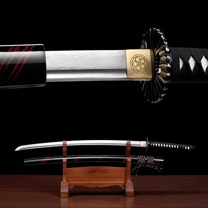 Kurenai Kage Katana Damast mit schwarzer Saya und karminroten Krallenspuren auf Holzständer