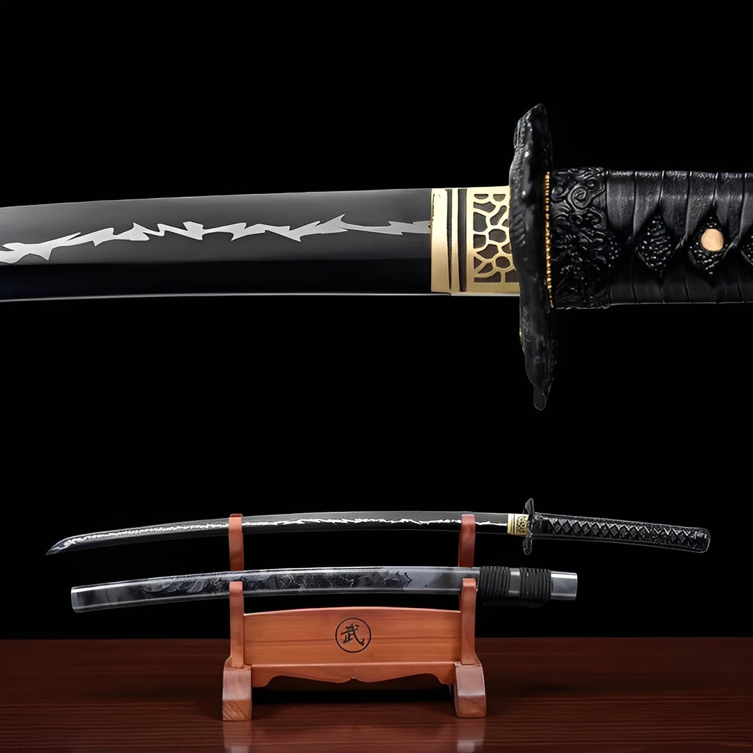 Kurojin Raikiba Katana Gesamtansicht auf naturbelassenem Holzständer mit 武-Kanji, schwarze Saya mit weißen Blitzen