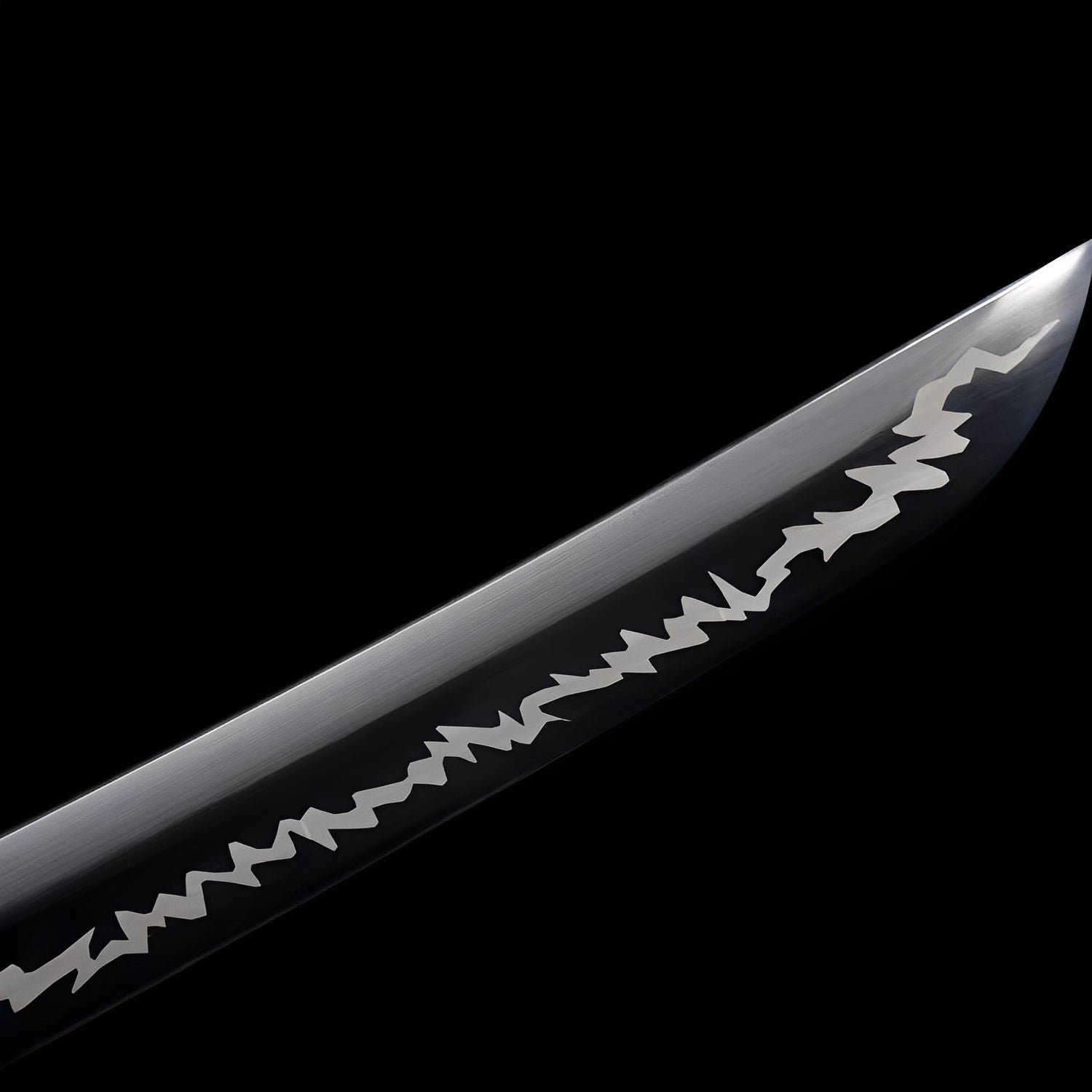 Kurojin Raikiba Katana Klingen-Detail mit geometrischen kristallinen weißen Blitz-Gravuren