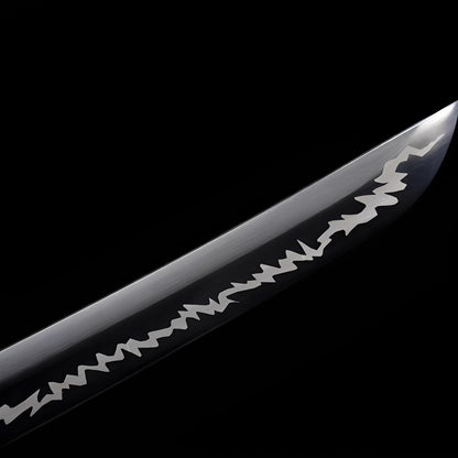 Kurojin Raikiba Katana Klingen-Detail mit geometrischen kristallinen weißen Blitz-Gravuren
