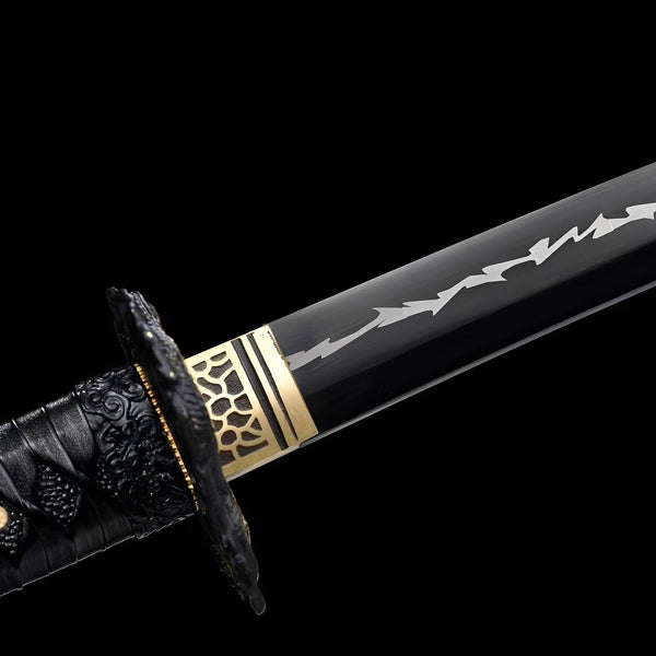 Kurojin Raikiba Katana Nahaufnahme der schwarzen 1060-Klinge mit weißen und schwarzen Blitzmustern