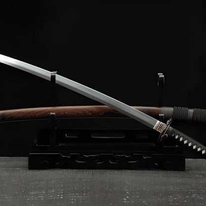Kuroki Katana auf schwarzem Ständer mit naturbelassener Magnolienholz-Saya und sichtbarer Maserung