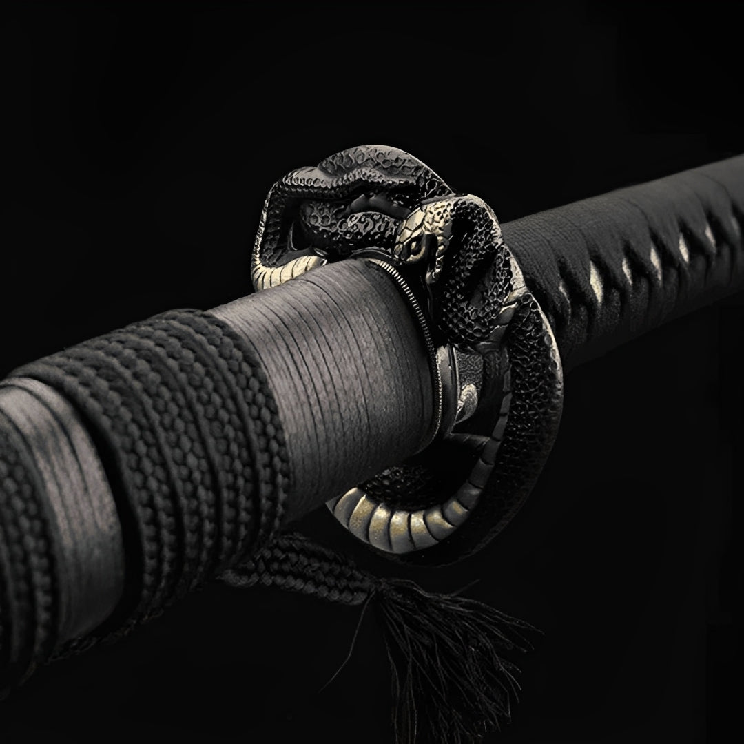 Kuroki Katana (Damaststahl & echter Hamon) - 黒木刀 — Saya und Griff Detail mit Beschlägen