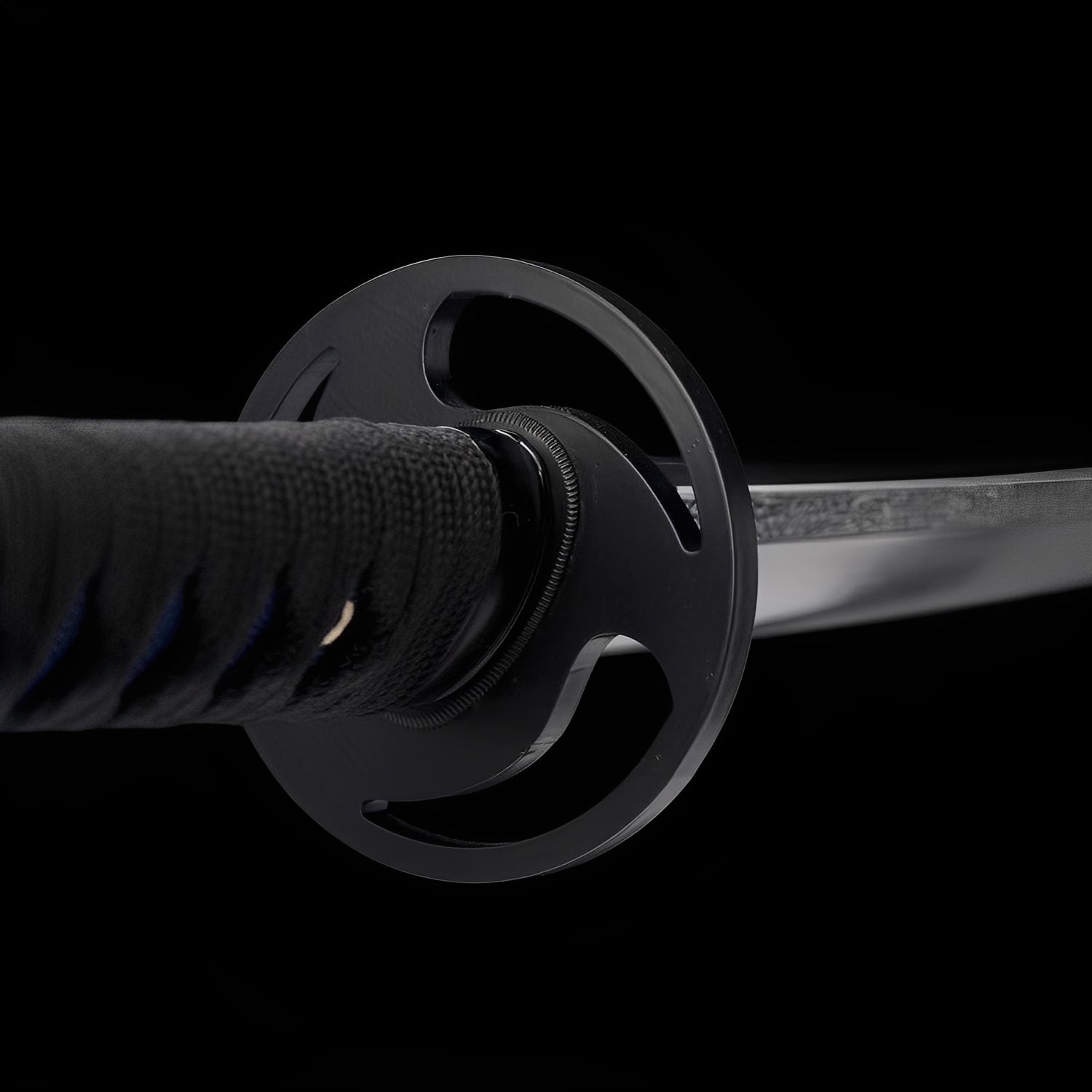 Mitsudomoe Katana auf Holzständer mit glänzend schwarzer Saya und vier goldenen Mitsudomoe-Emblemen