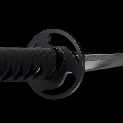 Mitsudomoe Katana auf Holzständer mit glänzend schwarzer Saya und vier goldenen Mitsudomoe-Emblemen