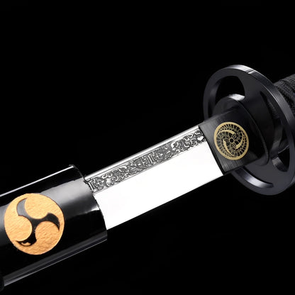 Mitsudomoe Katana Nahaufnahme des schwarzen Tsuba mit Triple-Tomoe-Durchbruchsausschnitt