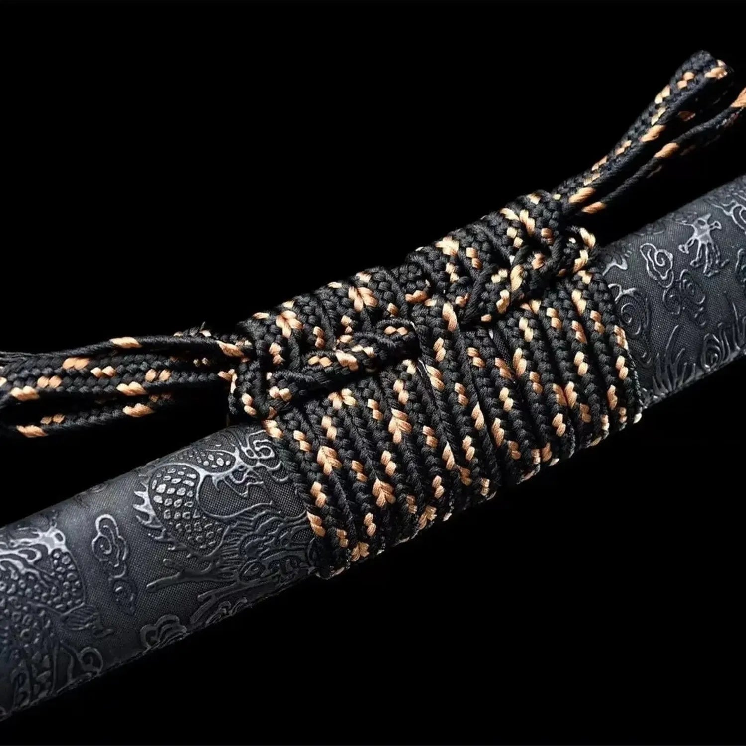 Mugengane Katana - 幻界刀 — Griff-Detail mit Rochenhaut und Menuki