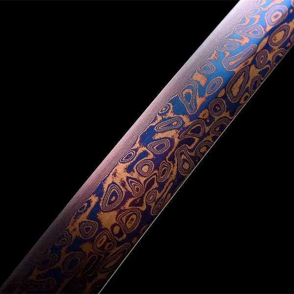 Mugengane Katana auf Display-Ständer mit Damaststahl-Klinge und schwarzer Saya mit roten Trauma-Markierungen