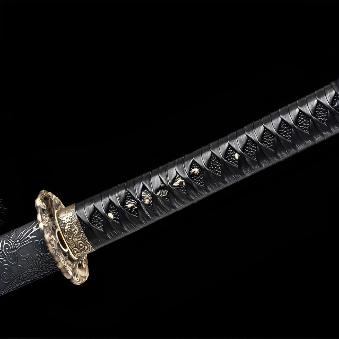 Mugengane Katana auf Display-Ständer mit Damaststahl-Klinge und schwarzer Saya mit roten Trauma-Markierungen