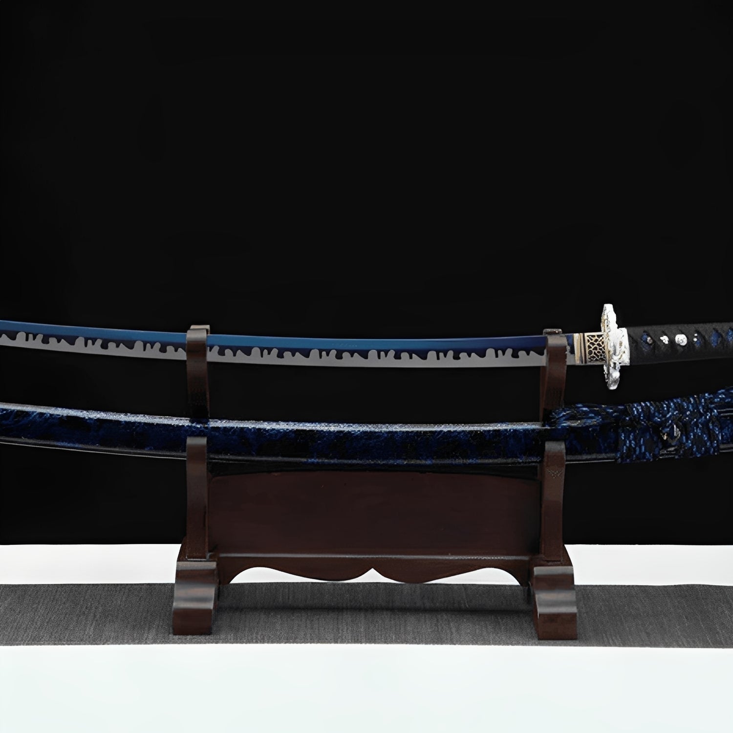 Nachtwasser Katana - 夜水刀 — Griff-Detail mit Rochenhaut und Menuki