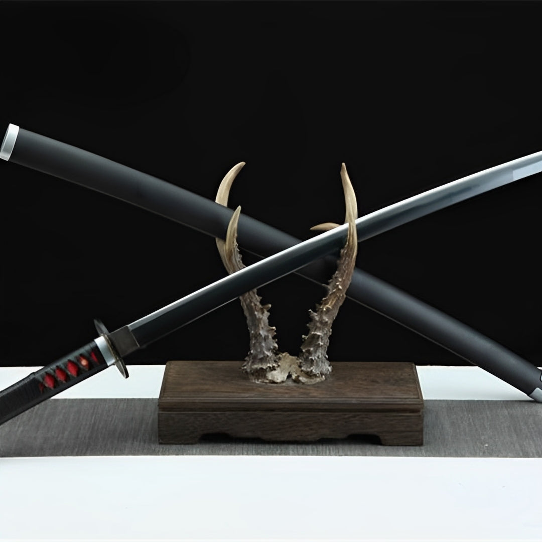 Nichirin Katana (Demon Slayer) - ニチリン — Griff-Detail mit Rochenhaut und Menuki