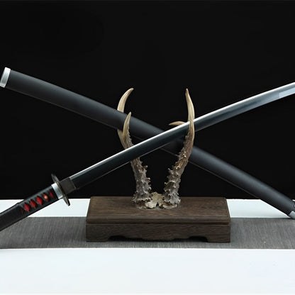 Nichirin Katana (Demon Slayer) - ニチリン — Griff-Detail mit Rochenhaut und Menuki