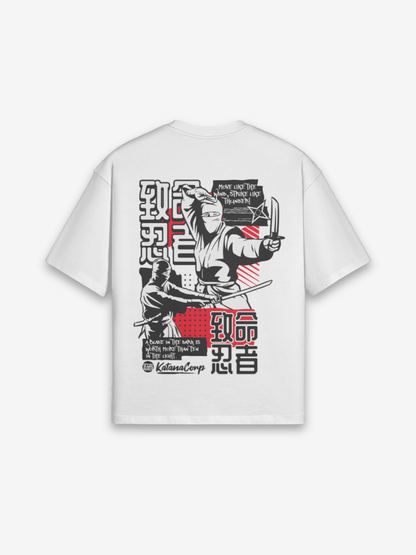 Ninja T-Shirt weiß mit schwarz-weißem Punk-Collage-Ninja, roten Akzenten und 忍者 Kanji-Wiederholungen