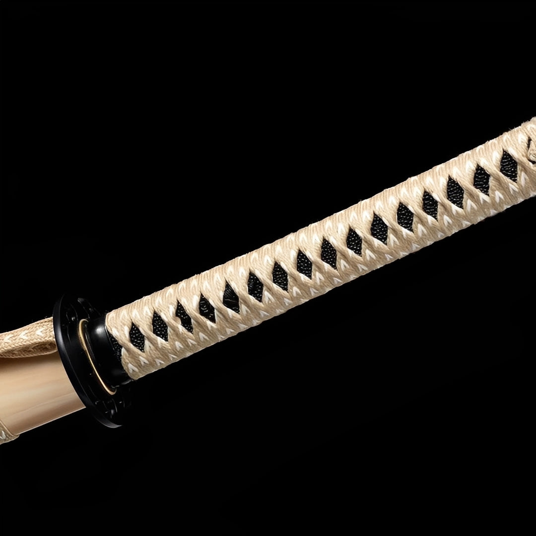 Obsidian Katana - 黒魂刀 — Griff-Detail mit Rochenhaut und Menuki