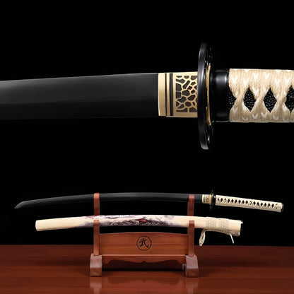 Obsidian Katana auf Holzständer mit 武-Kanji, matt-schwarze Klinge und creme Saya