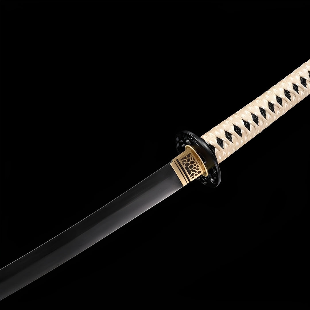 Obsidian Katana auf Holzständer mit 武-Kanji, matt-schwarze Klinge und creme Saya