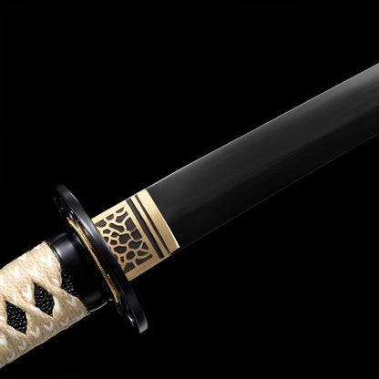 Obsidian Katana Nahaufnahme der schwarzen T10-Klinge mit Bronze-Waben-Habaki