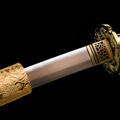 Ogon Ryushi Katana Nahaufnahme der goldenen Manganstahlklinge mit 3D-Drachen-Tsuba