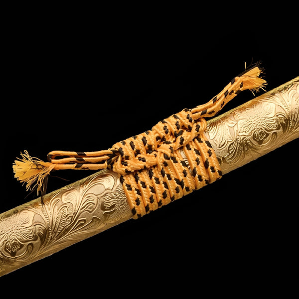 Ogon Ryushi Katana auf schwarzem Ständer mit goldener reliefgeschnitzter Drachen-Saya