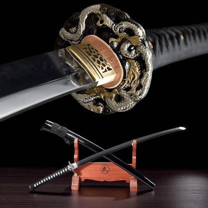 Ouryu Katana auf Holzständer mit 武-Kanji und Tsuba mit verschlungenen Zwillings-Drachen