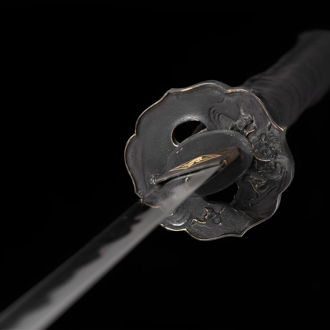 Ronin Holz Katana - 浪人木刀 — Griff-Detail mit Rochenhaut und Menuki
