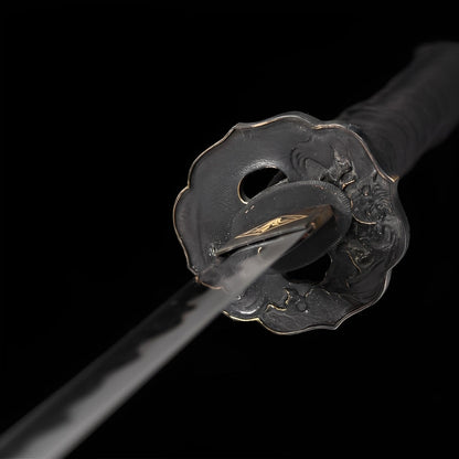 Ronin Holz Katana - 浪人木刀 — Griff-Detail mit Rochenhaut und Menuki