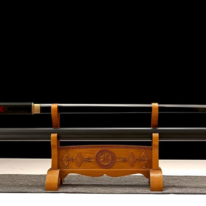 Sasuke Katana Kusanagi Chokutō mit gerader Klinge ohne Tsuba auf geschnitztem Holzständer