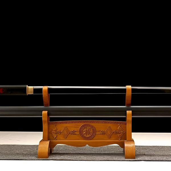 Sasuke Katana Kusanagi Chokutō mit gerader Klinge ohne Tsuba auf geschnitztem Holzständer