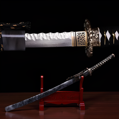 Schattenmond Katana - 影月刀 — Komplett-Ansicht mit Saya und Display-Ständer
