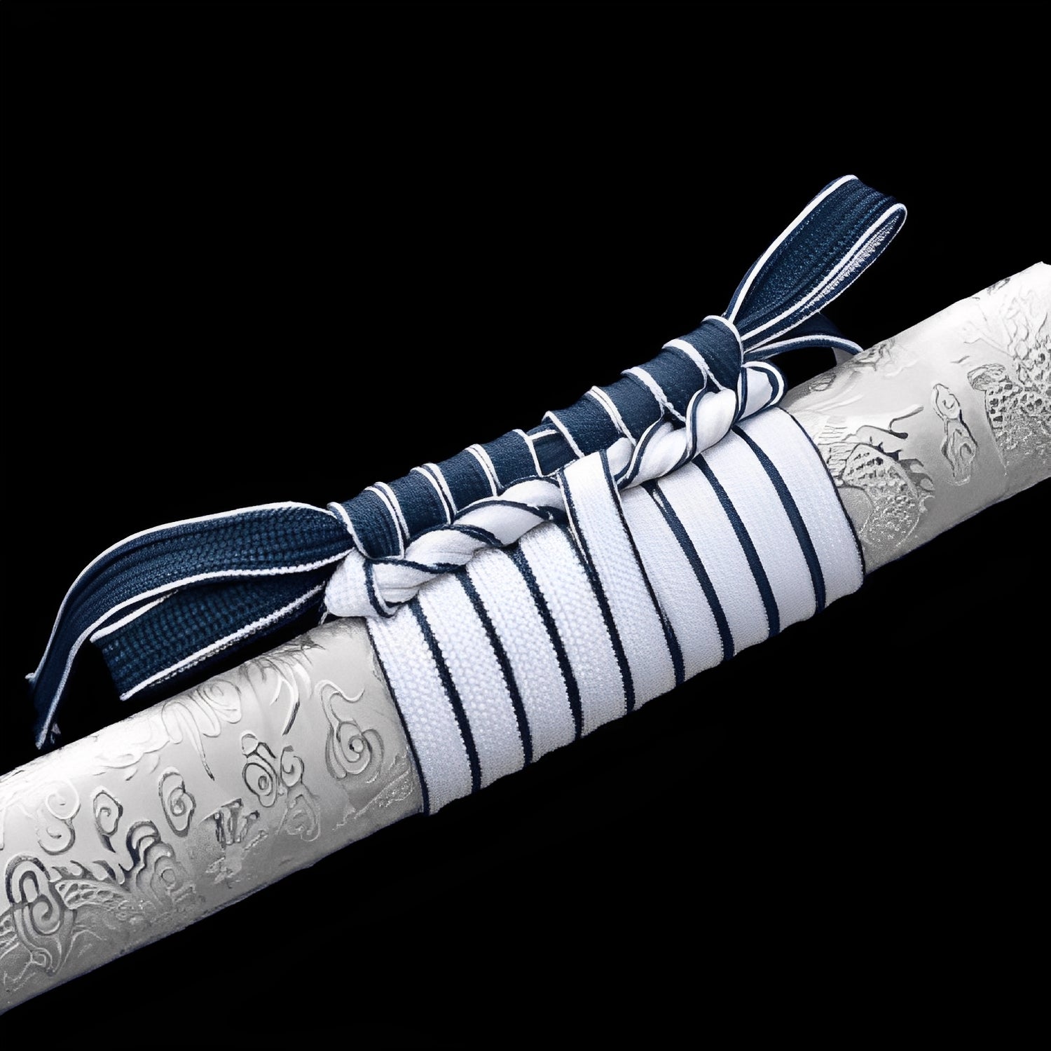Seiryu Enbu Katana auf Holzständer mit blauer Saya und weißen Flammenmotiven
