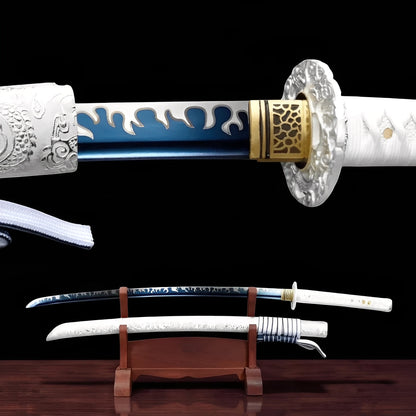 Seiryu Enbu Katana auf Holzständer mit blauer Saya und weißen Flammenmotiven