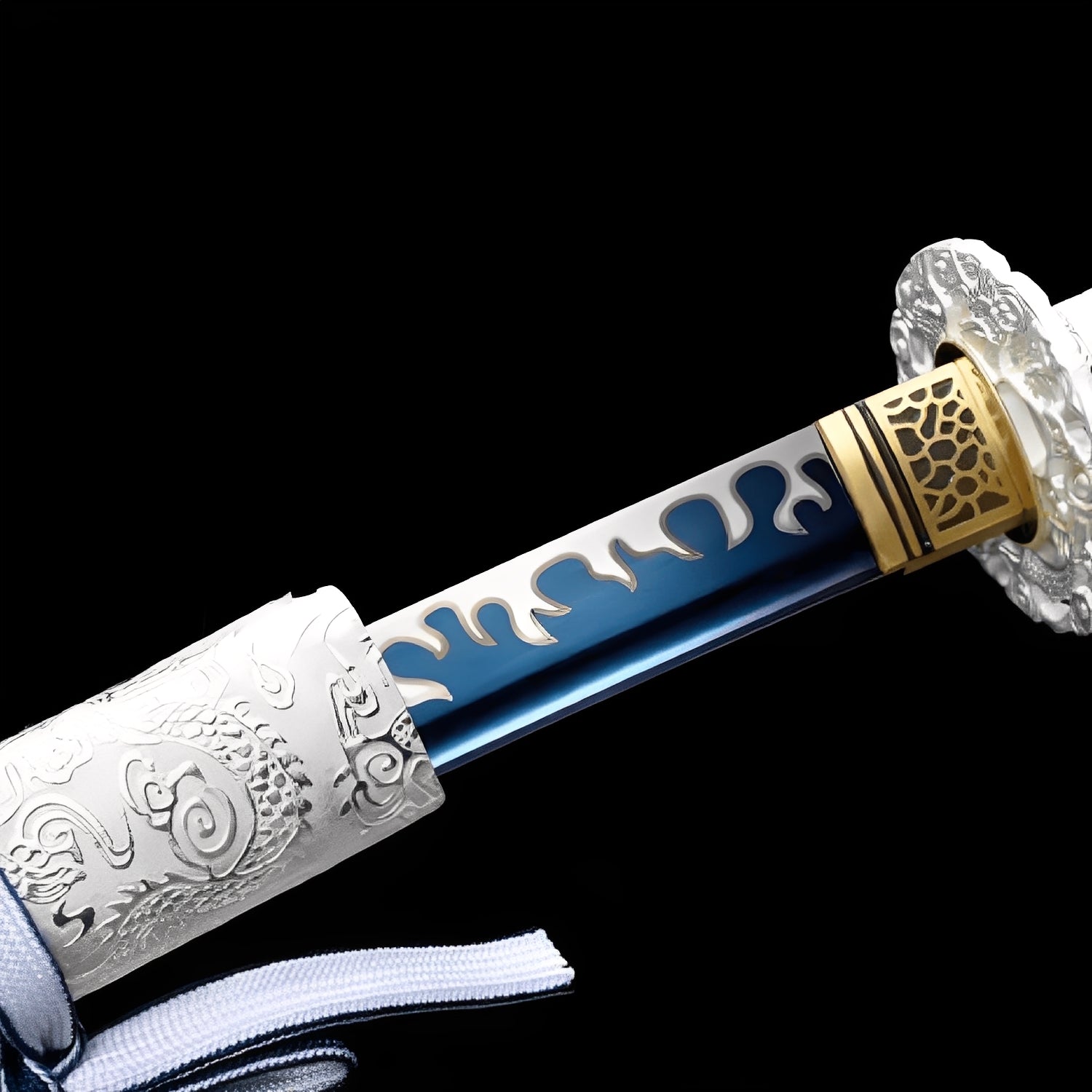 Seiryu Enbu Katana Nahaufnahme der blauen Manganstahlklinge mit weißer Flammen-Überlagerung