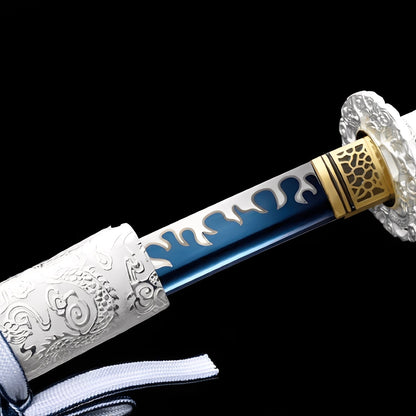 Seiryu Enbu Katana Nahaufnahme der blauen Manganstahlklinge mit weißer Flammen-Überlagerung