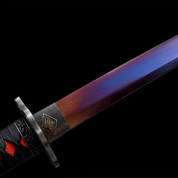 Sekiro Katana Kusabimaru mit T10-Stahl violett-Gradient auf dunklem Holzständer