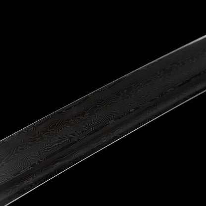 Shimokaminari Katana - 黒雪刀 — Griff-Detail mit Rochenhaut und Menuki