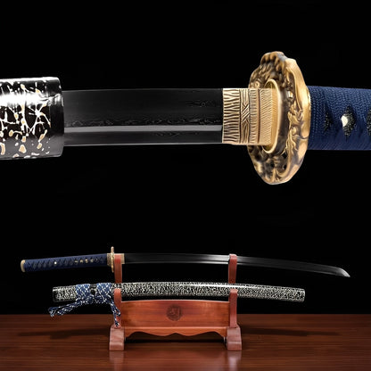 Shimokaminari Katana Gesamtansicht auf naturbelassenem Holzständer mit glänzend schwarzer Saya und Frost-Crackle-Sekundärsaya