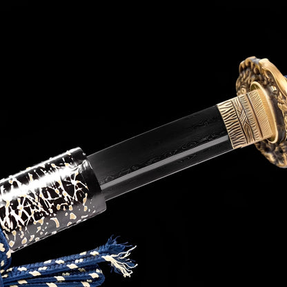 Shimokaminari Katana Nahaufnahme der dunklen Damaststahlklinge mit subtiler Faltungsmaserung