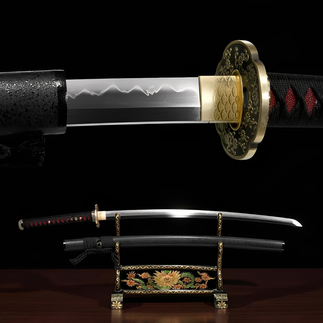 Shinku Raijin Katana Gesamtansicht auf kunstvollem Drachen-Pfingstrosen-Ständer mit glänzend schwarzer Saya
