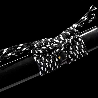 Shirokuro Katana (T10-Stahl & Hamon) - 白黒 — Griff-Detail mit Rochenhaut und Menuki
