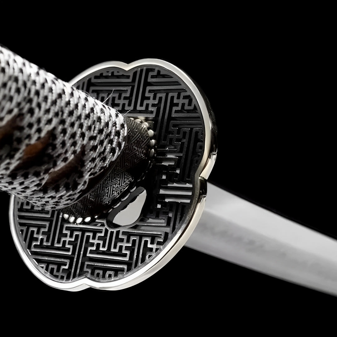 Shirokuro Katana (T10-Stahl & Hamon) - 白黒 — Klingen-Detail Nahaufnahme mit sichtbarem Stahl