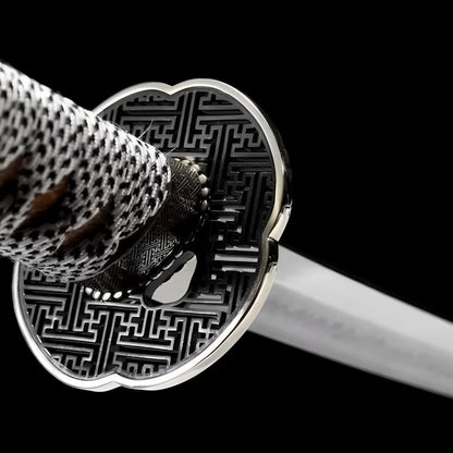 Shirokuro Katana (T10-Stahl & Hamon) - 白黒 — Klingen-Detail Nahaufnahme mit sichtbarem Stahl