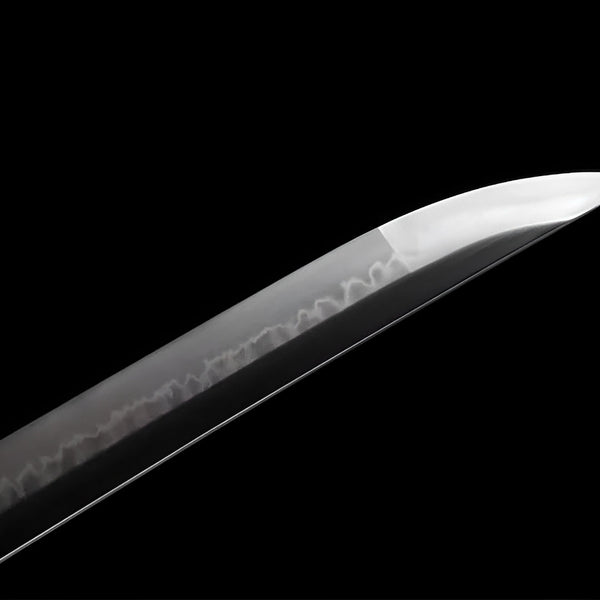 Shirokuro Katana auf kunstvollem Ständer mit weißem Seiden-Griff und schwarzer Saya