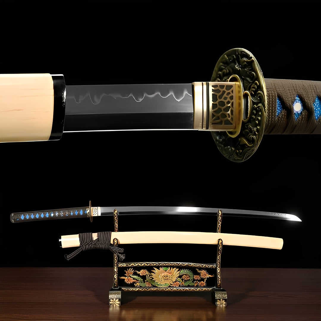 Shizukesa Katana auf kunstvollem Ständer mit creme-lackierter Saya und echtem Horn-Koiguchi