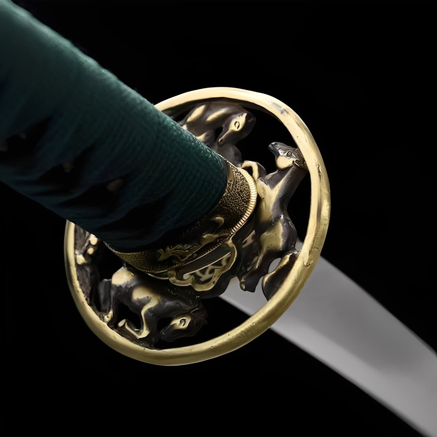 Smaragd Katana - 翡翠魂刀 — Griff-Detail mit Rochenhaut und Menuki