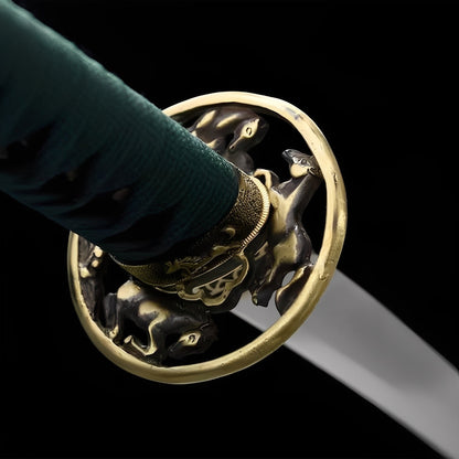 Smaragd Katana - 翡翠魂刀 — Griff-Detail mit Rochenhaut und Menuki