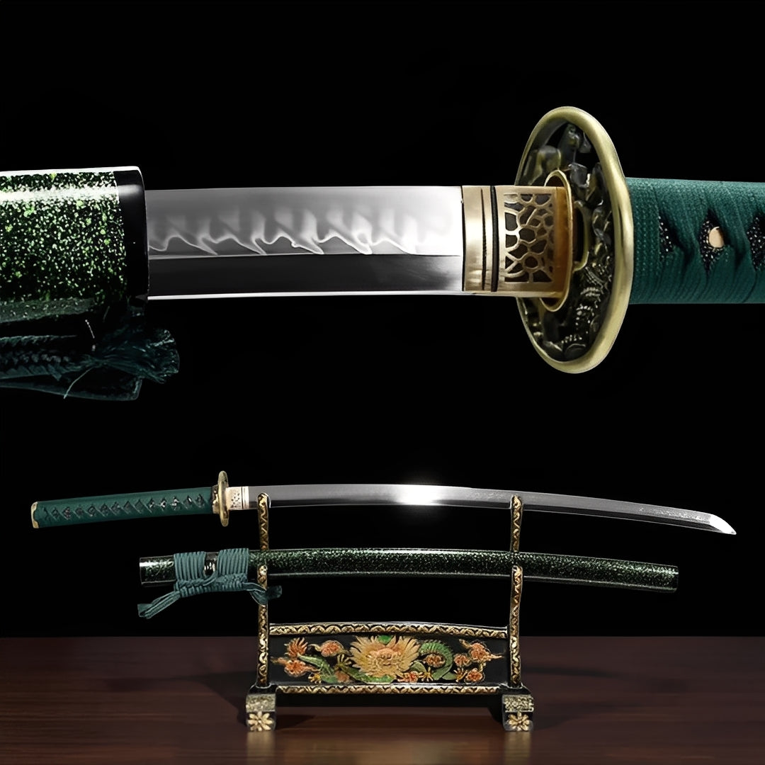 Smaragd Katana - 翡翠魂刀 — Komplett-Ansicht mit Saya und Display-Ständer
