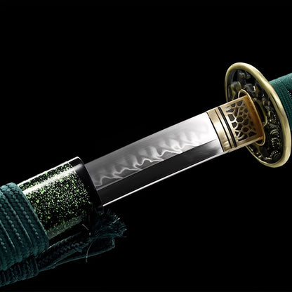 Smaragd Katana - 翡翠魂刀 — Tsuba Nahaufnahme und Ito-Wicklung