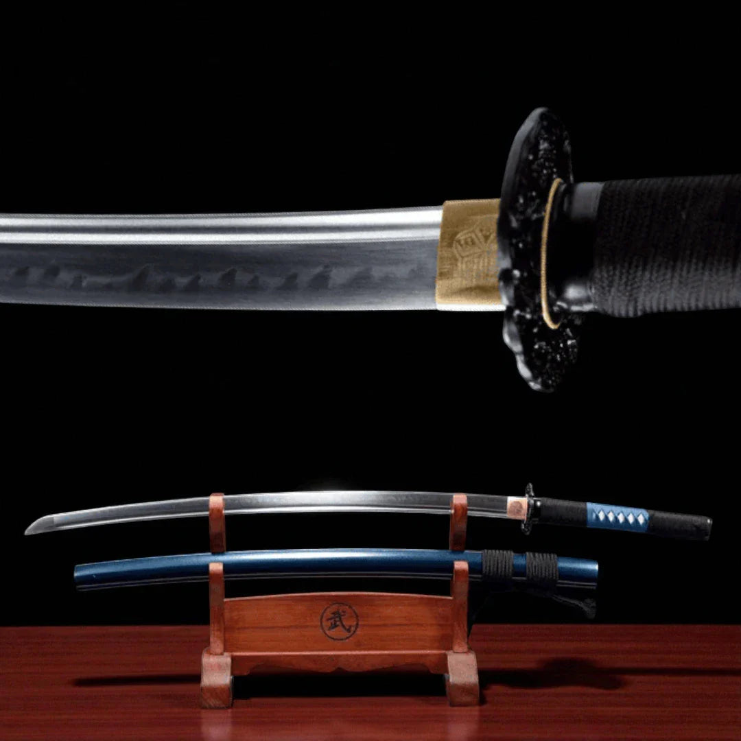 Tiefsee-Fangzahn Katana - 深海牙刀 — Komplett-Ansicht mit Saya und Display-Ständer